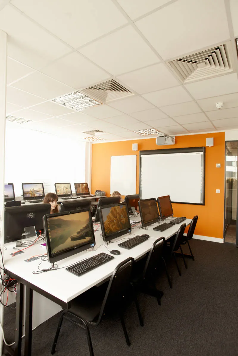 EC London, instalaciones en Londres (4)