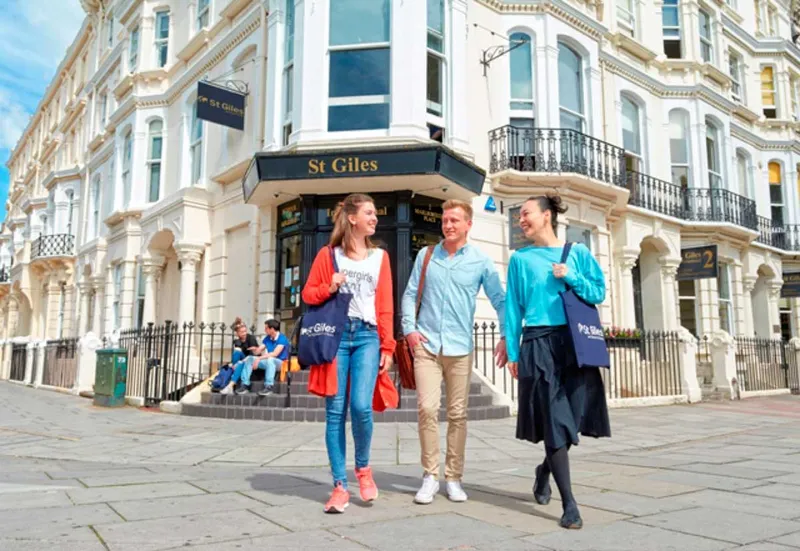 St Giles Brighton, instalaciones en Brighton