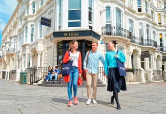 St Giles Brighton, instalaciones en Brighton