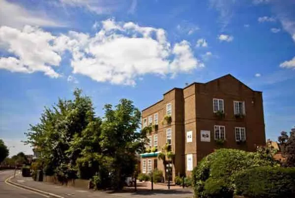 CES Wimbledon, instalaciones en Londres (1)