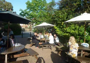 CES Wimbledon, instalaciones en Londres (5)