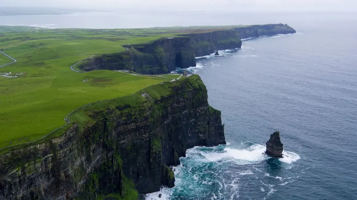 Acantilados de Moher sobre el océano Atlántico, en el condado de Clare, en la costa oeste de Irlanda