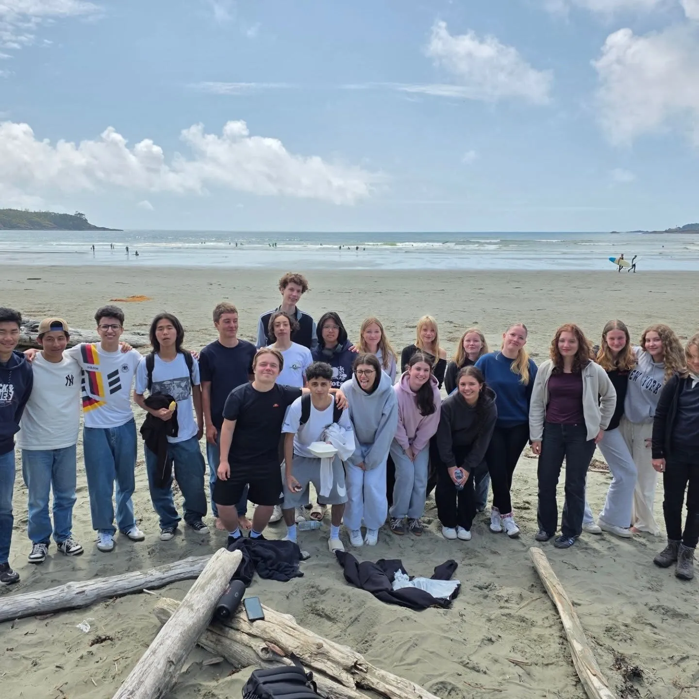 Estudiantes internacionales en una playa de Tofino, en la isla de Vancouver