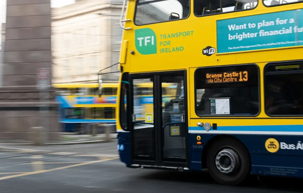 Autobús amarillo de dos pisos de Dublin Bus circulando por una calle del centro de Dublín