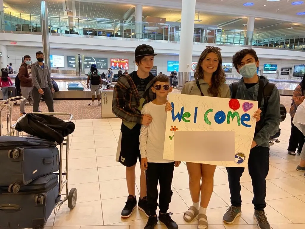 Familia anfitriona dando la bienvenida a un estudiante de Yaicos en Winnipeg