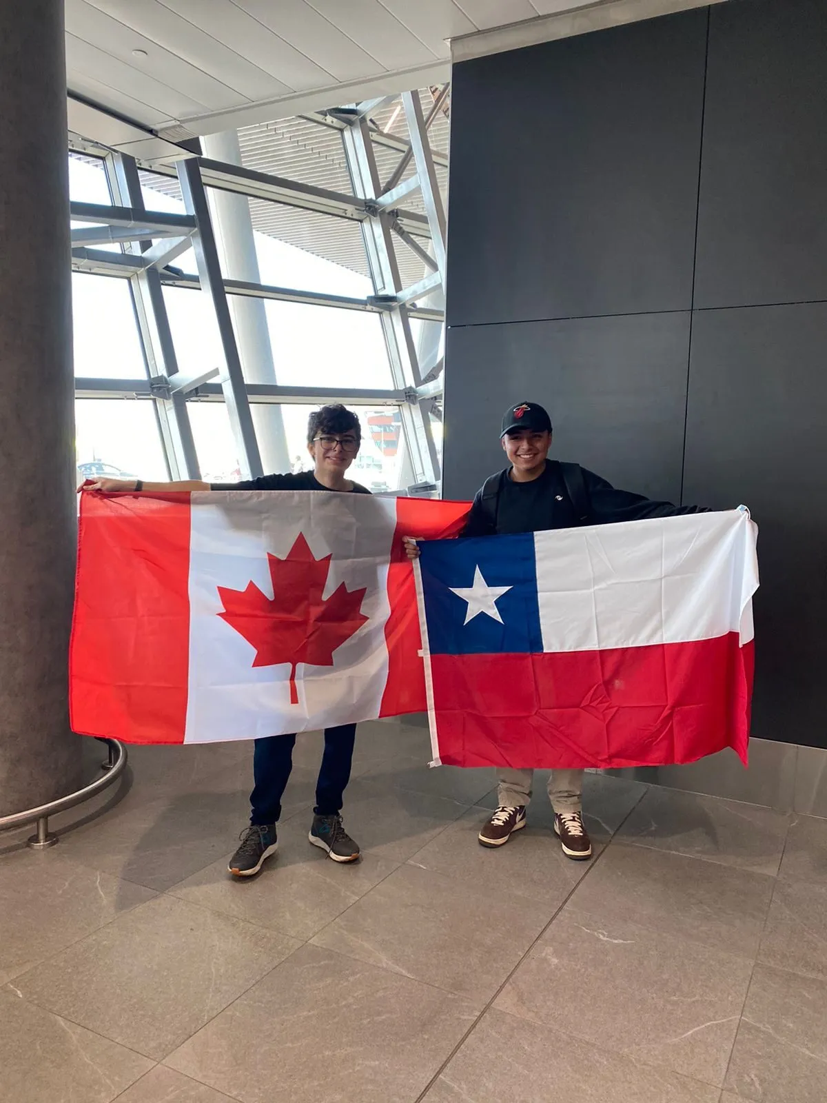 Estudiantes de Yaicos con las banderas de Canadá y Chile