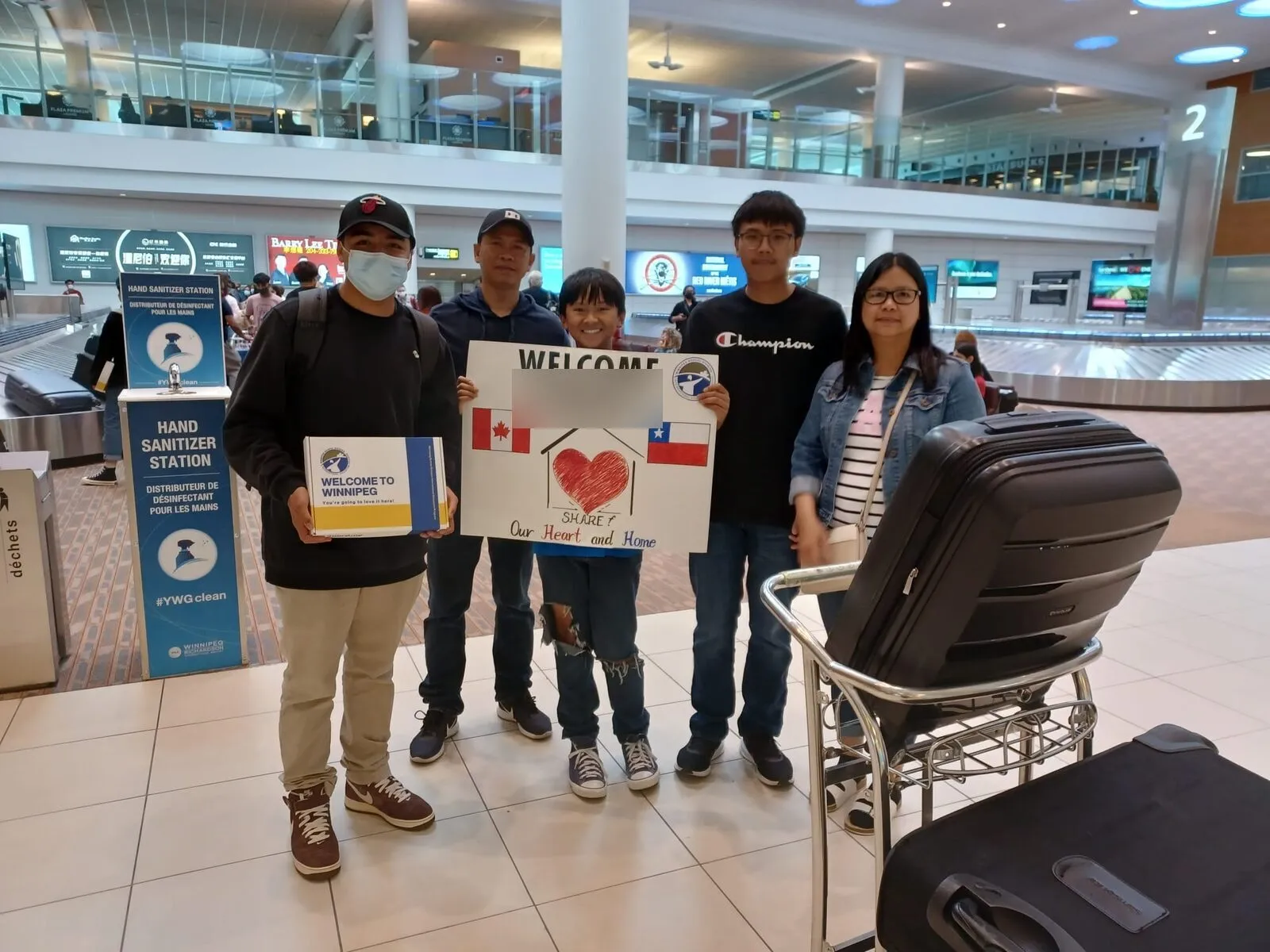 Estudiante de Yaicos recibido por su familia anfitriona en el aeropuerto de Winnipeg