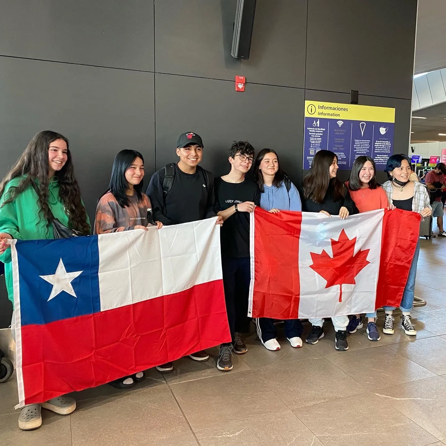 Estudiantes de Yaicos con las banderas de Chile y Canadá al llegar a Winnipeg